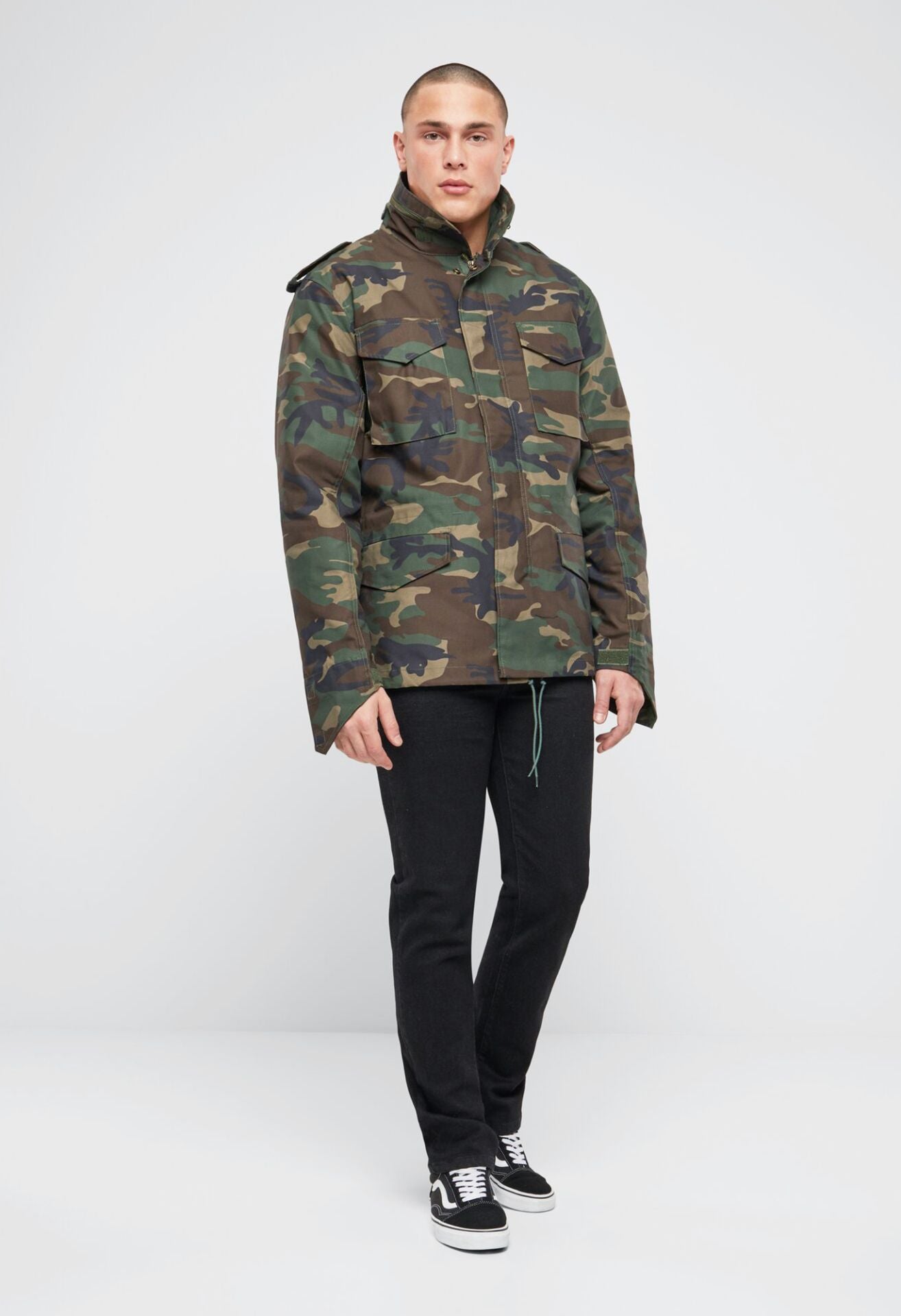 BRANDIT M65 Classic Fieldjacket Woodland – robuste Jacke mit Innenjacke, Kapuze und verstellbarer Taille für Street & Outdoor.