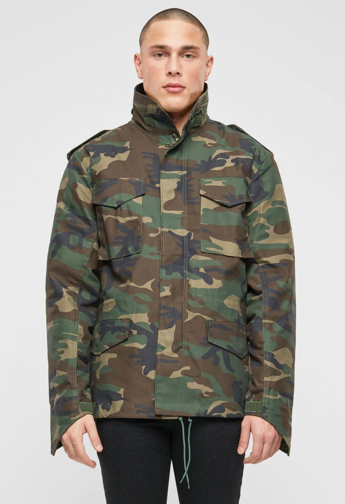 BRANDIT M65 Classic Fieldjacket Woodland – robuste Jacke mit Innenjacke, Kapuze und verstellbarer Taille für Street & Outdoor.
