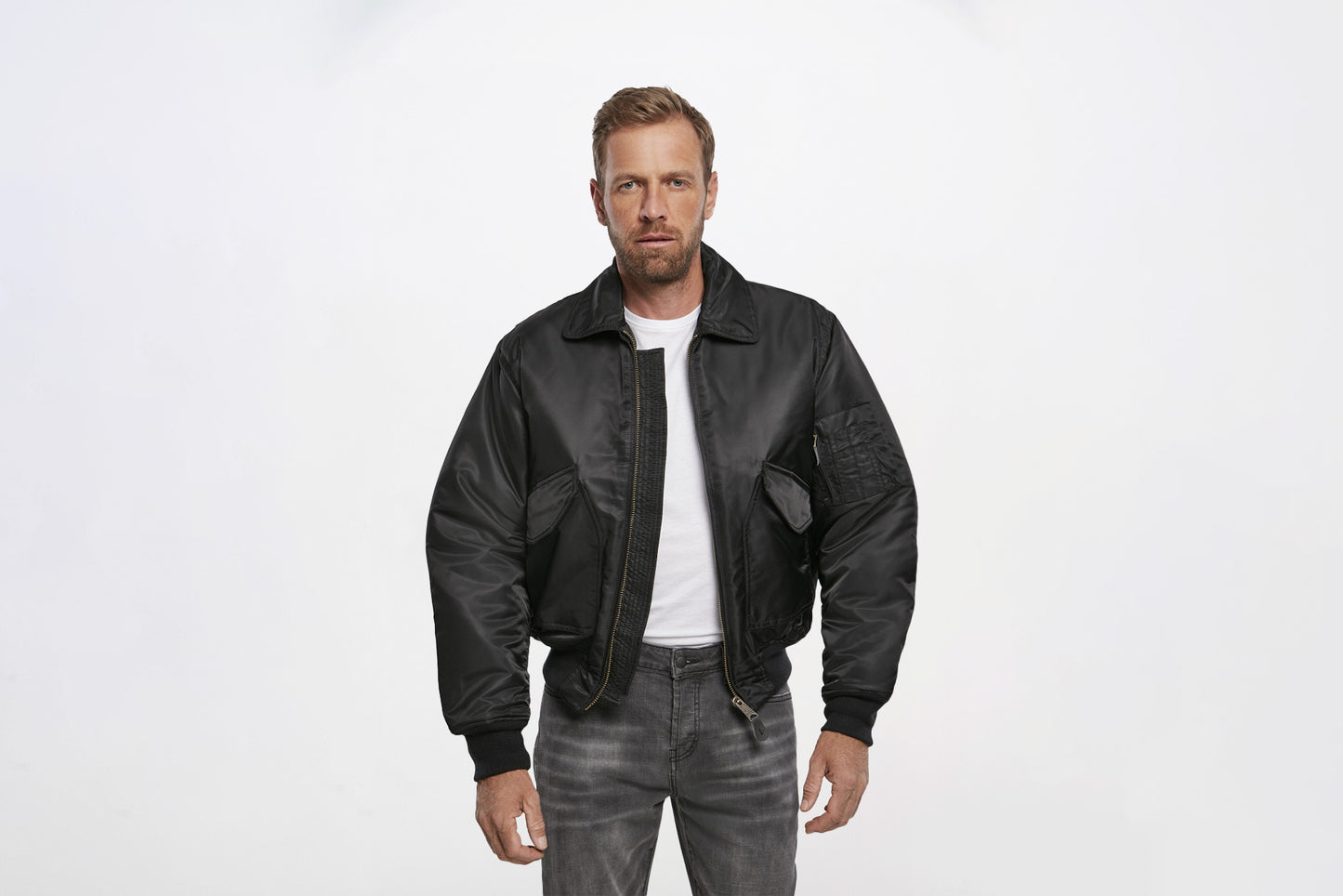 Brandit CWU Jacket, wind- und wasserabweisender Fliegerblouson mit Windschutzleiste, Steppfutter und aufstellbarem Kragen.