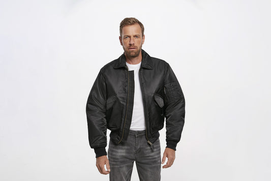 Brandit CWU Jacket, wind- und wasserabweisender Fliegerblouson mit Windschutzleiste, Steppfutter und aufstellbarem Kragen.