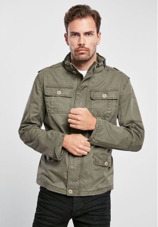 Brandit modifizierte Feldjacke in Oliv mit Logo-Badge, versteckter Kapuze im Kragen, Stehkragen mit Kunstlederapplikation und Used-Effekten.
