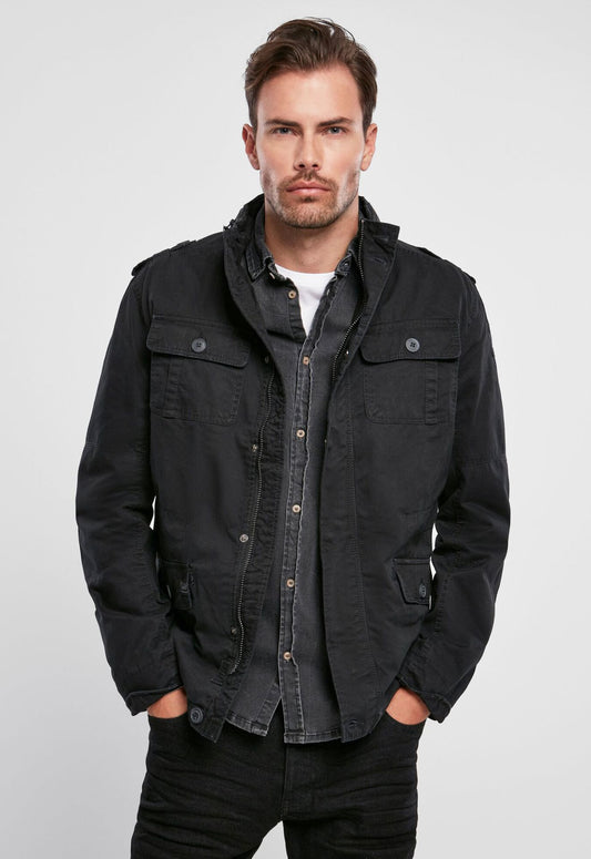 Brandit modifizierte Feldjacke in Schwarz mit Logo-Badge, versteckter Kapuze im Kragen, Stehkragen mit Kunstlederapplikation und Used-Effekten.