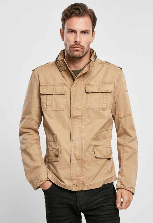 Brandit modifizierte Feldjacke in Camel mit Logo-Badge, versteckter Kapuze im Kragen, Stehkragen mit Kunstlederapplikation und Used-Effekten.