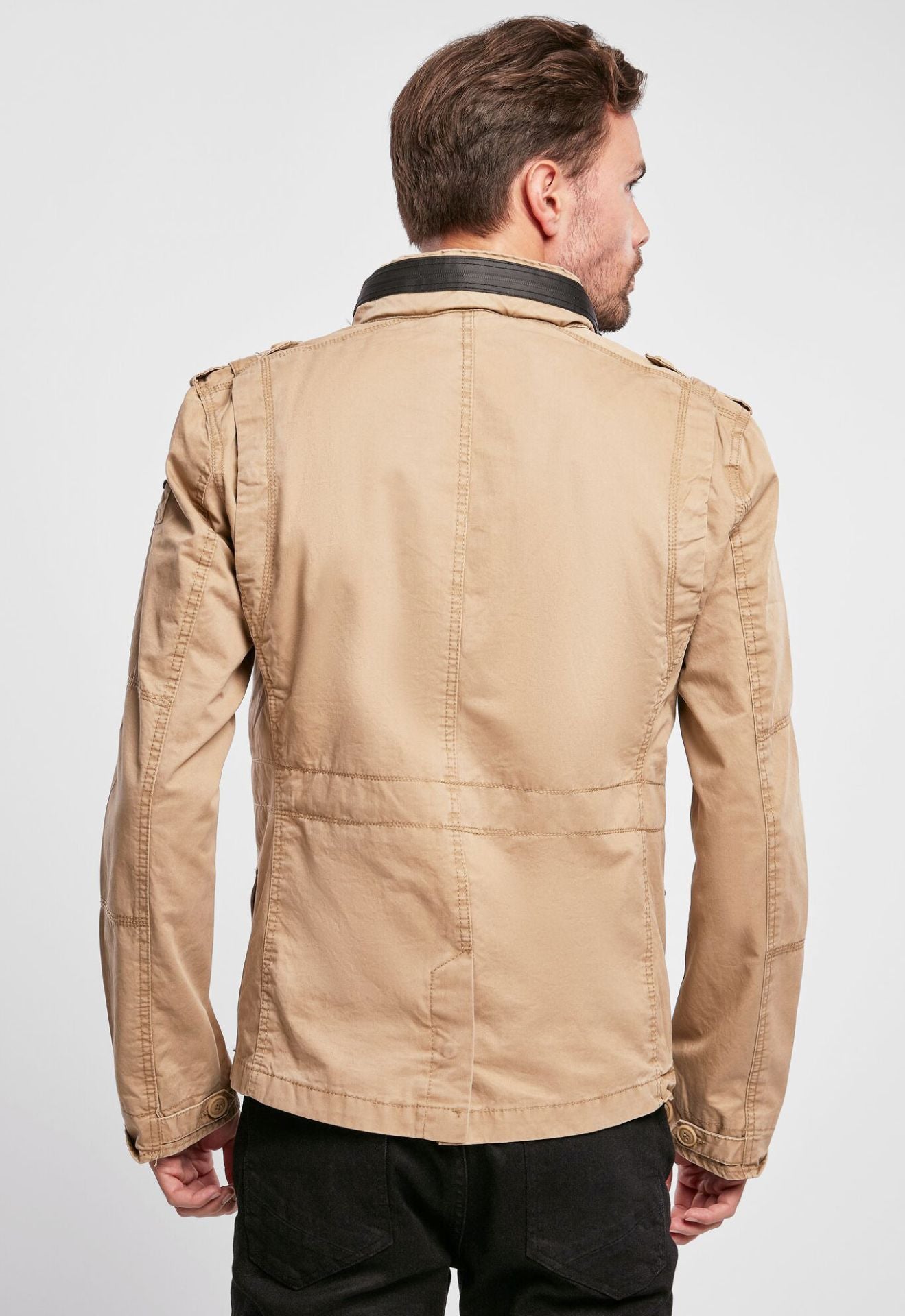 Brandit modifizierte Feldjacke in Camel mit Logo-Badge, versteckter Kapuze im Kragen, Stehkragen mit Kunstlederapplikation und Used-Effekten.