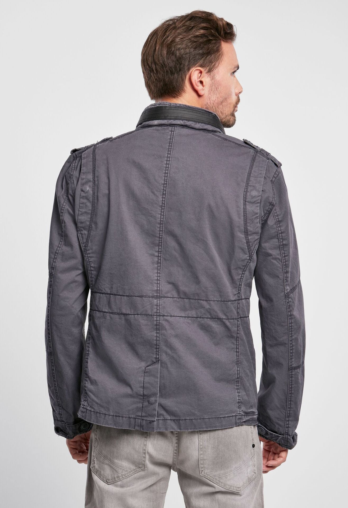 Brandit modifizierte Feldjacke in Camel mit Logo-Badge, versteckter Kapuze im Kragen, Stehkragen mit Kunstlederapplikation und Used-Effekten