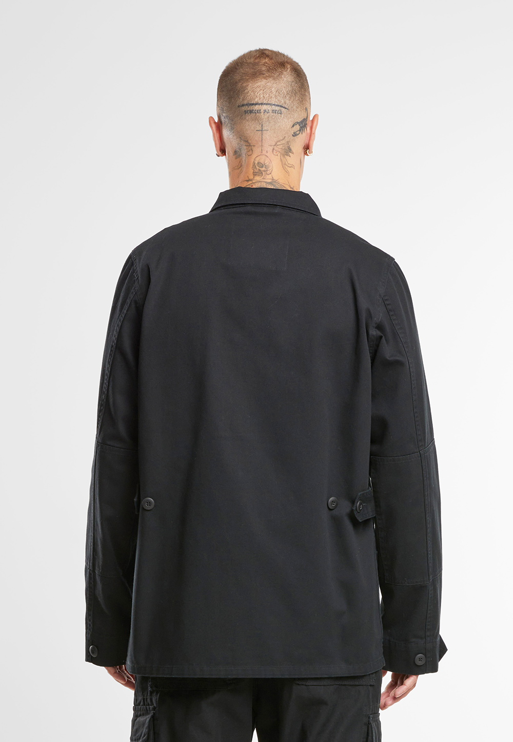 Brandit Hemdjacke in Schwarz aus Baumwoll-Twill, klassischer Military-Vintage-Look, vier Pattentaschen, Knopfverschluss, gerader Schnitt.