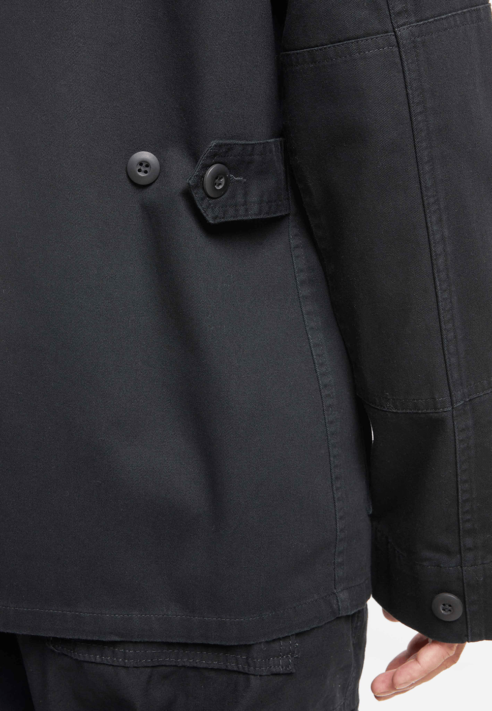Brandit Hemdjacke in Schwarz aus Baumwoll-Twill, klassischer Military-Vintage-Look, vier Pattentaschen, Knopfverschluss, gerader Schnitt.