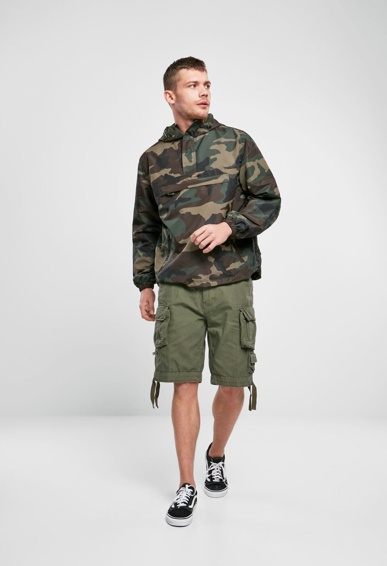 Outdoor-Jacke in Woodland mit Kapuze, Mesh-Futter, Brust- und Seitentaschen, Zipp-Pullern und Lüftungsöffnung