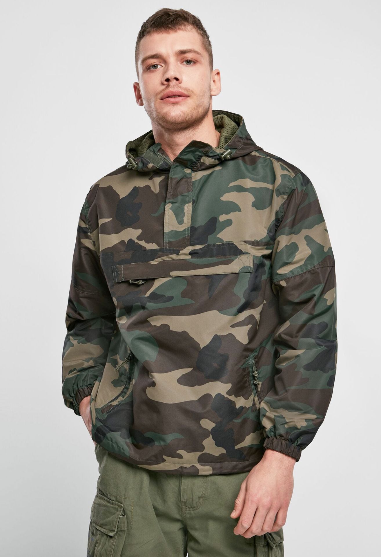 Outdoor-Jacke in Woodland mit Kapuze, Mesh-Futter, Brust- und Seitentaschen, Zipp-Pullern und Lüftungsöffnung