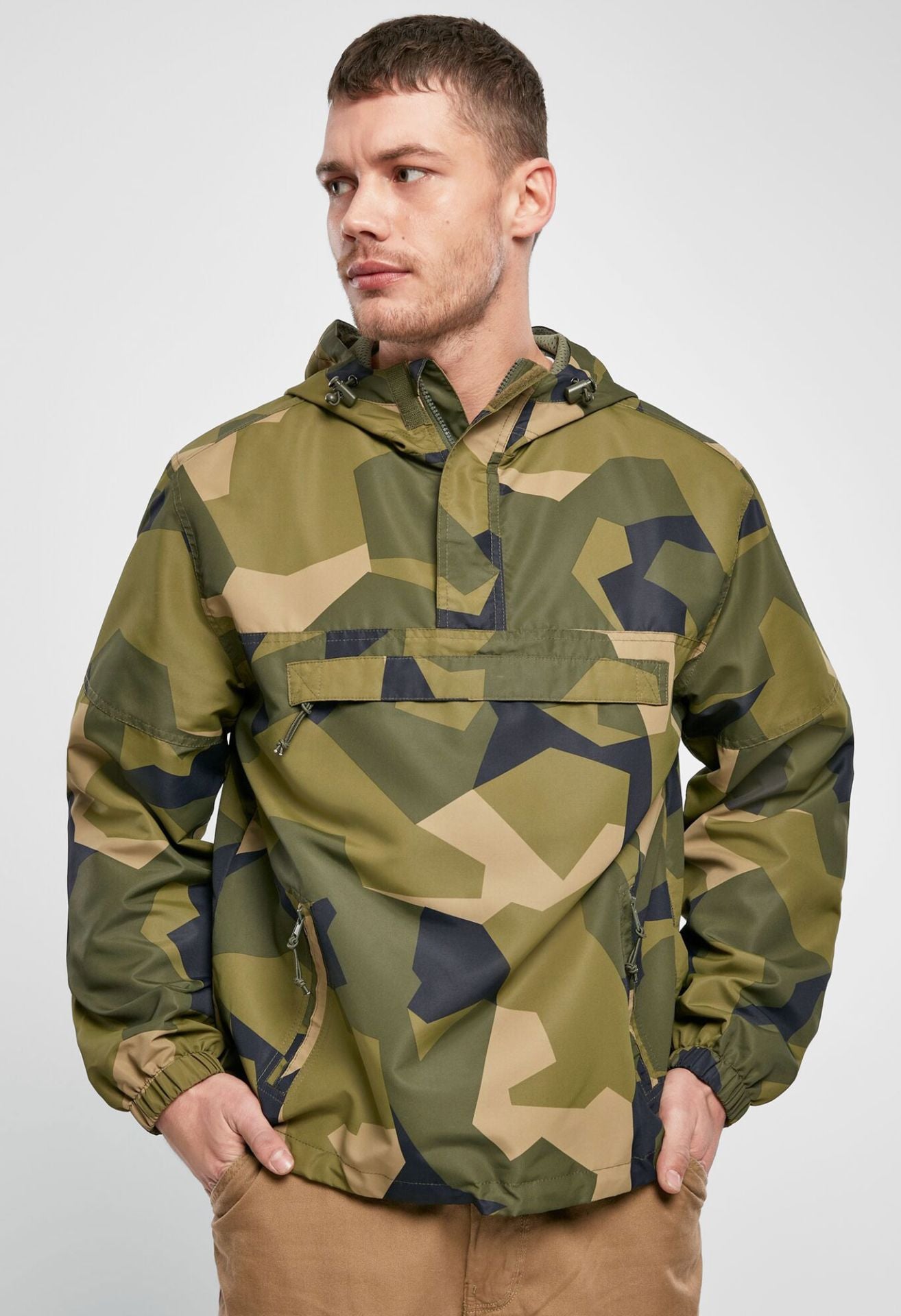 Outdoor-Jacke in Swedish Camo mit Kapuze, Mesh-Futter, Brust- und Seitentaschen, Zipp-Pullern und Lüftungsöffnung.