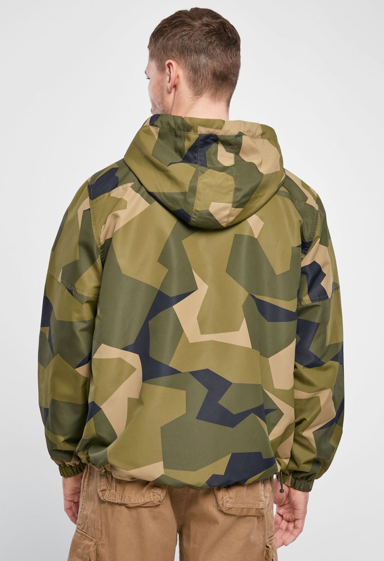 Outdoor-Jacke in Swedish Camo mit Kapuze, Mesh-Futter, Brust- und Seitentaschen, Zipp-Pullern und Lüftungsöffnung.