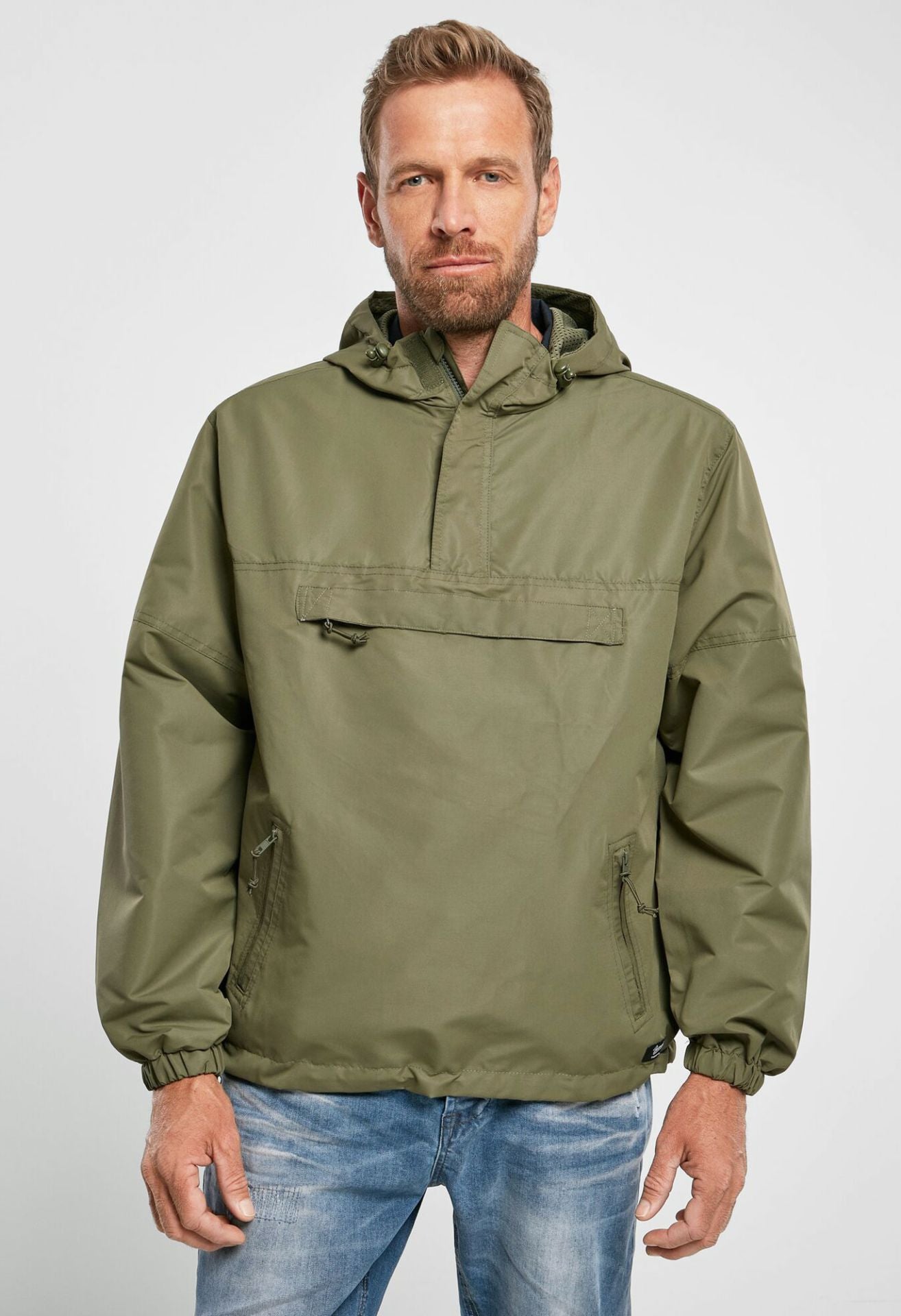 Outdoor-Jacke in Oliv mit Kapuze, Mesh-Futter, Brust- und Seitentaschen, Zipp-Pullern und Lüftungsöffnung.