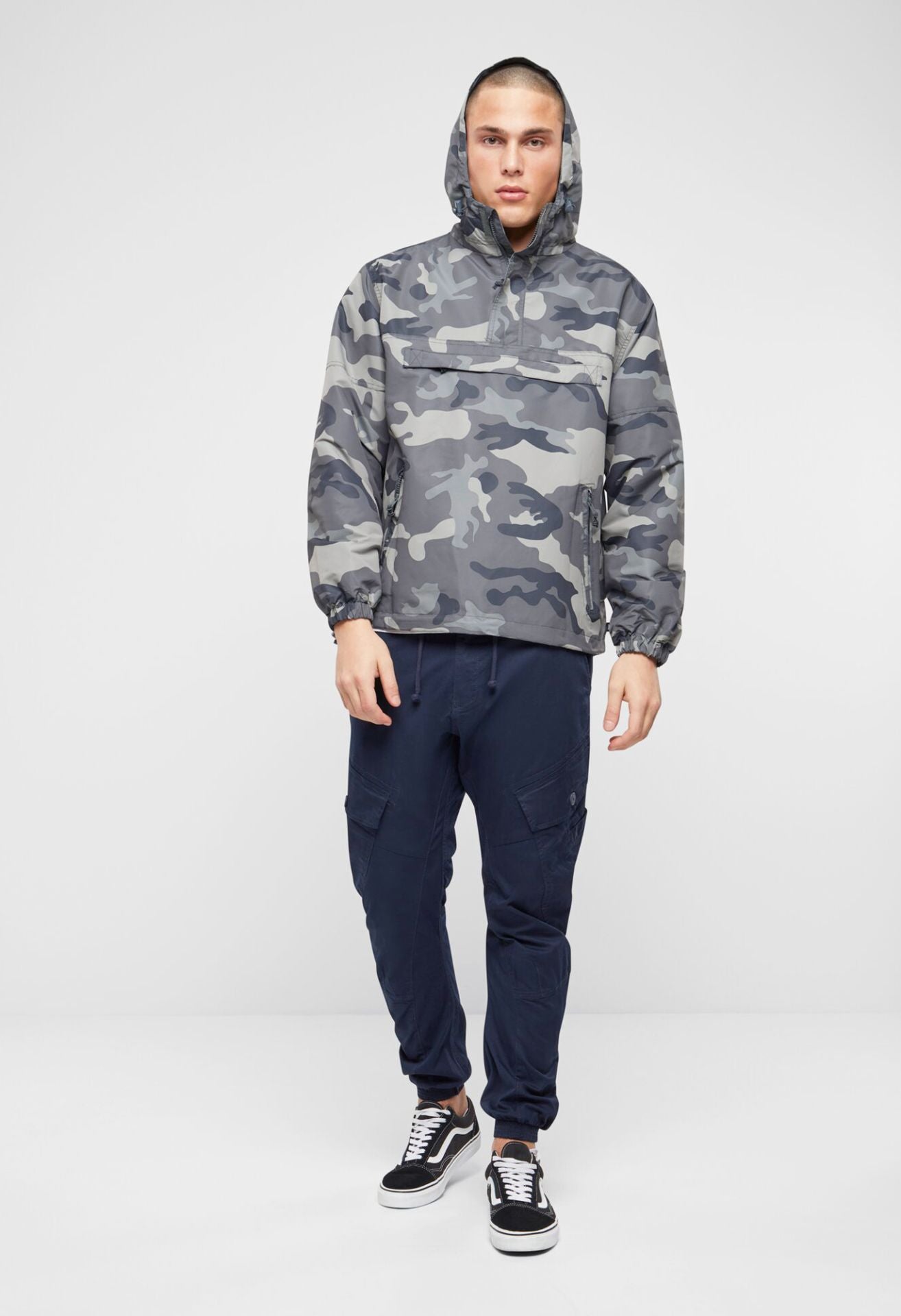 Outdoor-Jacke in Grau Camo mit Kapuze, Mesh-Futter, Brust- und Seitentaschen, Zipp-Pullern und Lüftungsöffnung