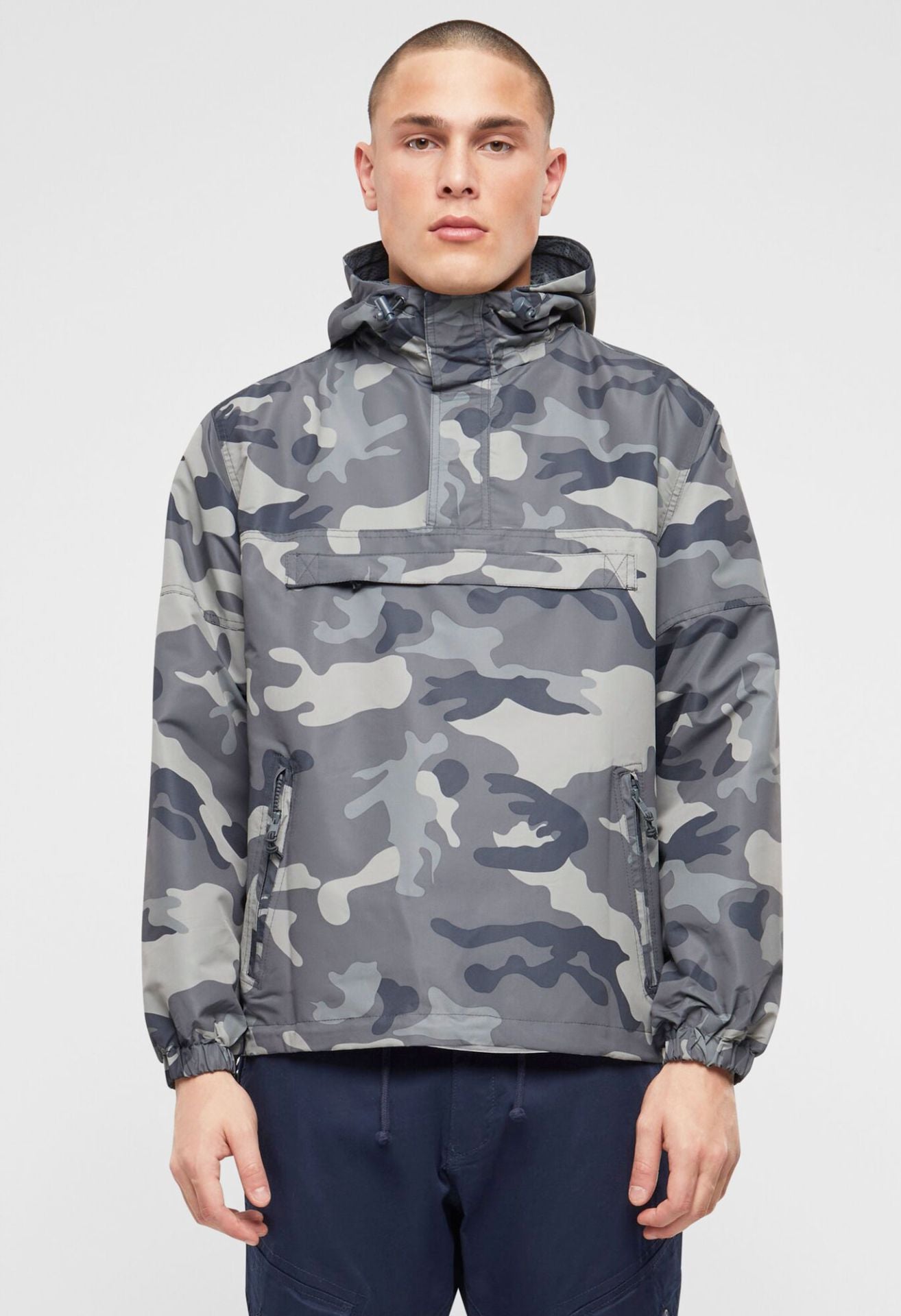 Outdoor-Jacke in Grau Camo mit Kapuze, Mesh-Futter, Brust- und Seitentaschen, Zipp-Pullern und Lüftungsöffnung