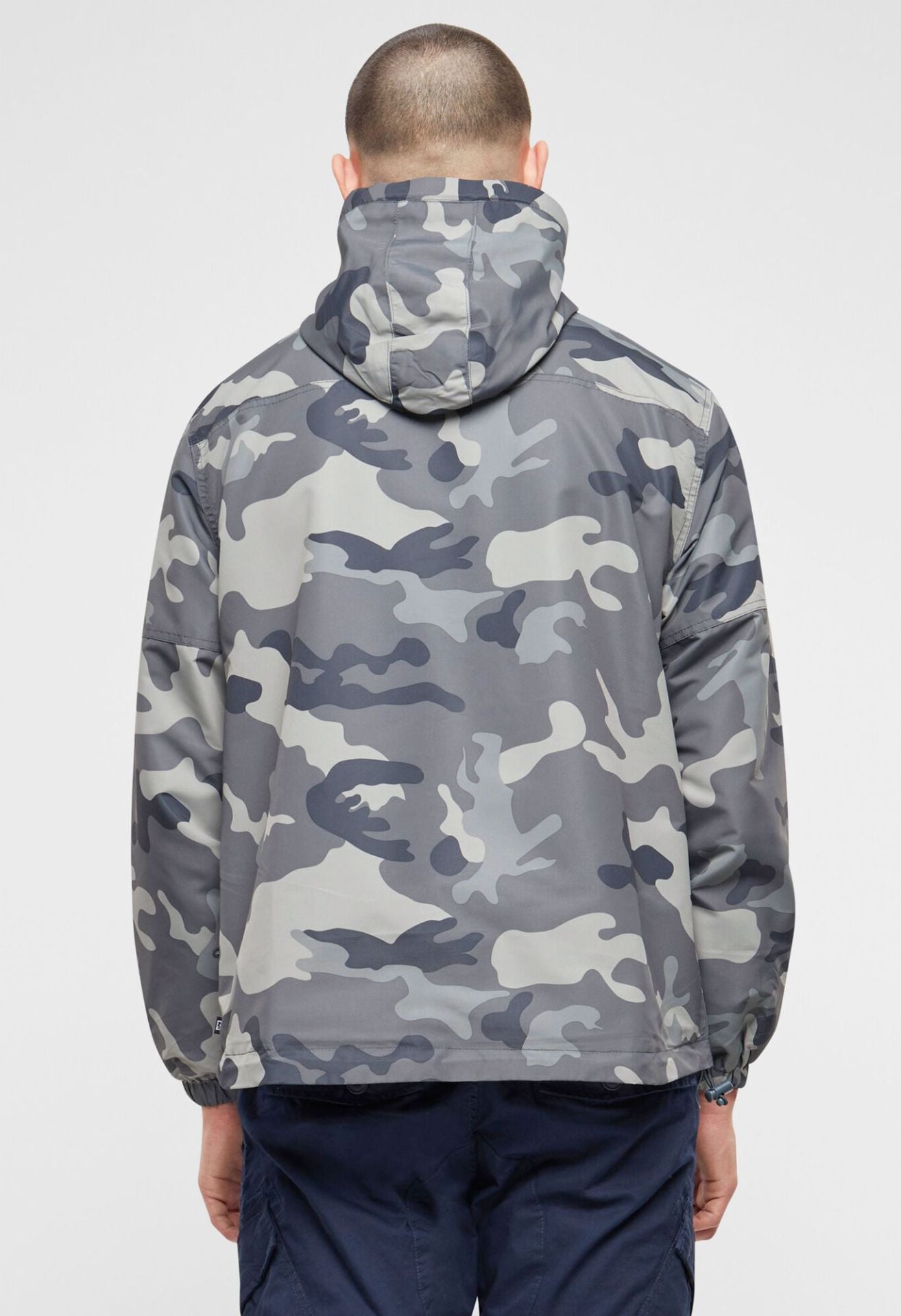 Outdoor-Jacke in Grau Camo mit Kapuze, Mesh-Futter, Brust- und Seitentaschen, Zipp-Pullern und Lüftungsöffnung