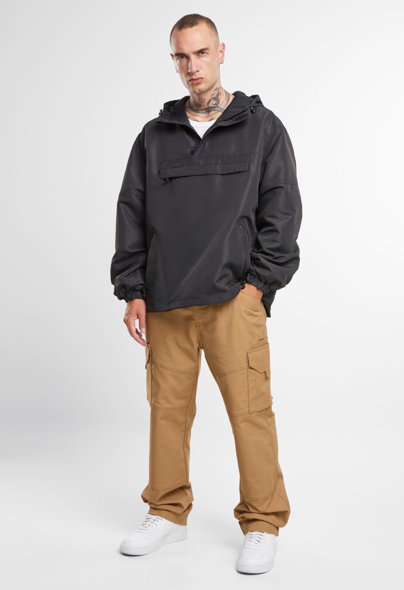 Schwarze Brandit Outdoor-Jacke: wind- und wasserabweisend, Mesh-Futter, Kapuze, viele Reißverschlusstaschen. Leicht, funktional und ideal für jede Witterung.