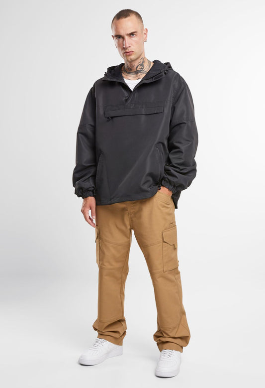 Schwarze Brandit Outdoor-Jacke: wind- und wasserabweisend, Mesh-Futter, Kapuze, viele Reißverschlusstaschen. Leicht, funktional und ideal für jede Witterung.