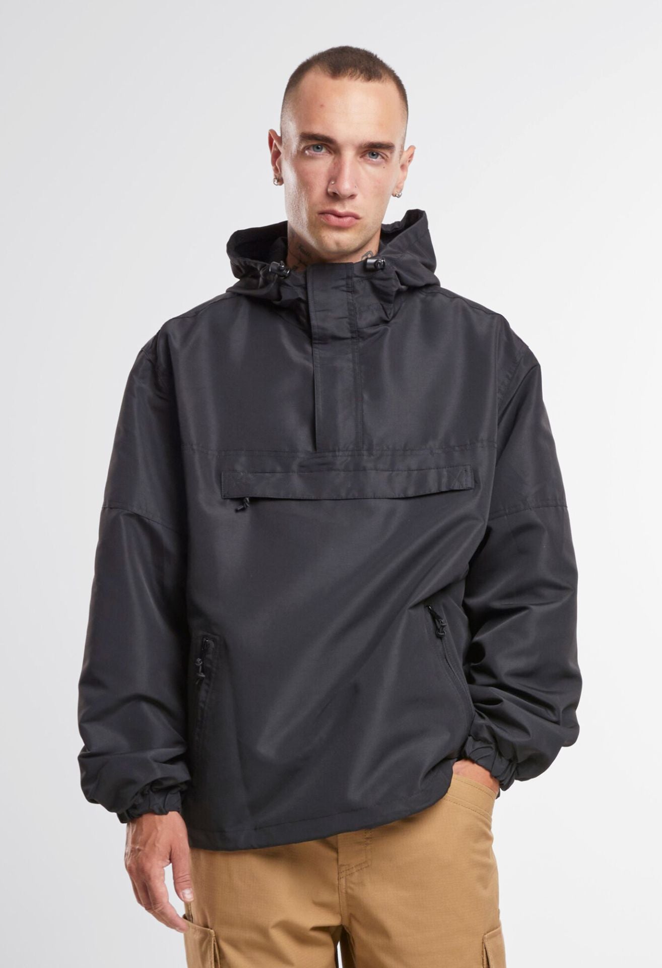 Schwarze Brandit Outdoor-Jacke: wind- und wasserabweisend, Mesh-Futter, Kapuze, viele Reißverschlusstaschen. Leicht, funktional und ideal für jede Witterung.