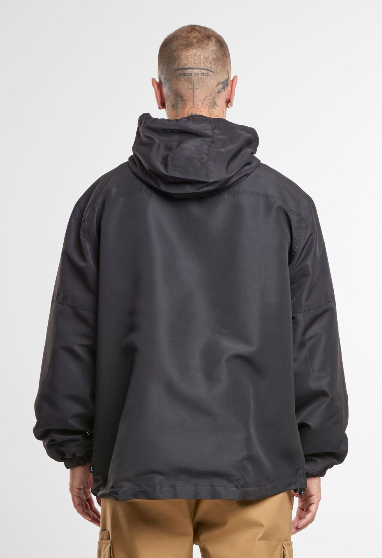 Schwarze Brandit Outdoor-Jacke: wind- und wasserabweisend, Mesh-Futter, Kapuze, viele Reißverschlusstaschen. Leicht, funktional und ideal für jede Witterung.
