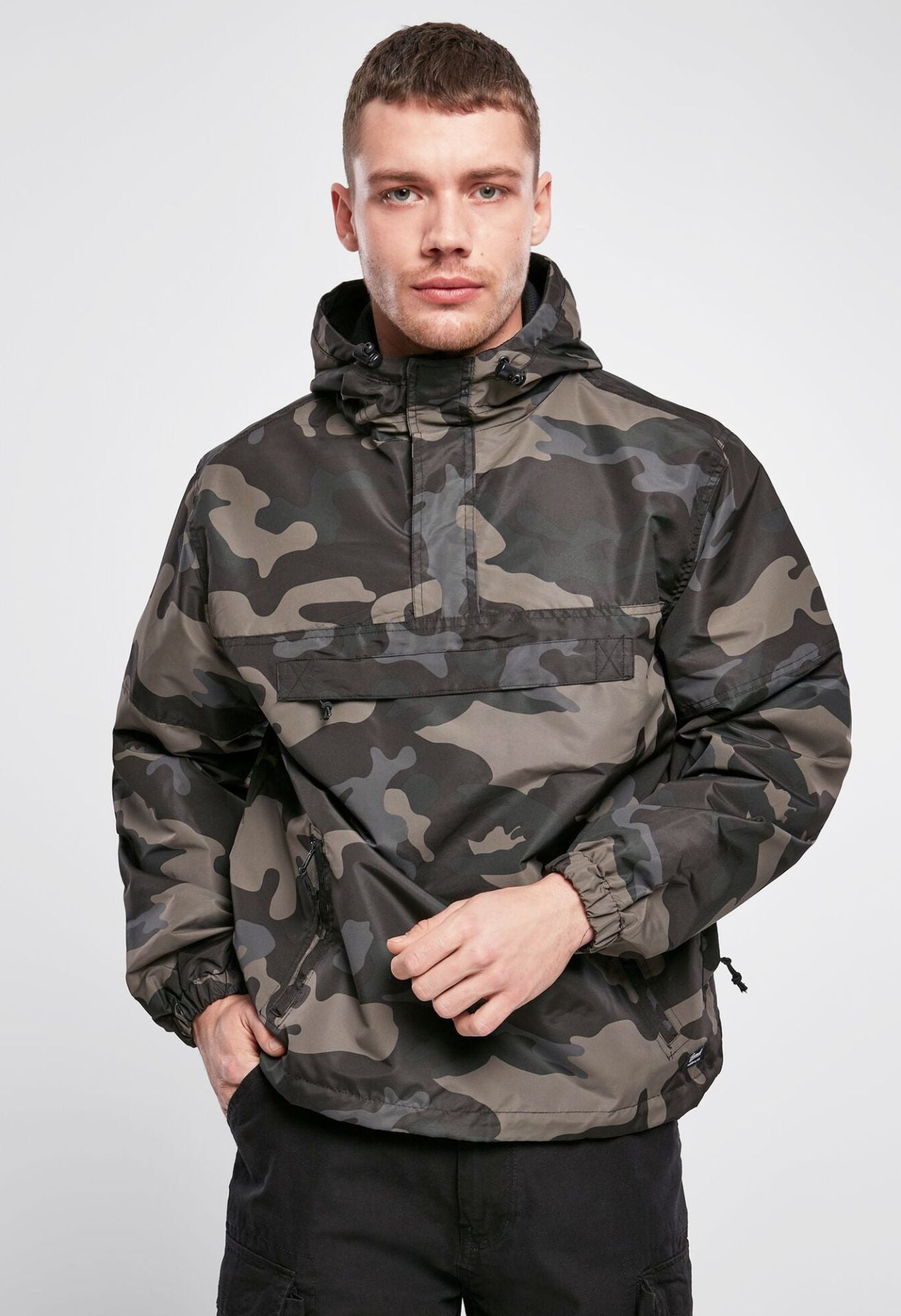 Outdoor-Jacke in Dark Camo mit Kapuze, Mesh-Futter, Brust- und Seitentaschen, Zipp-Pullern und Lüftungsöffnung.