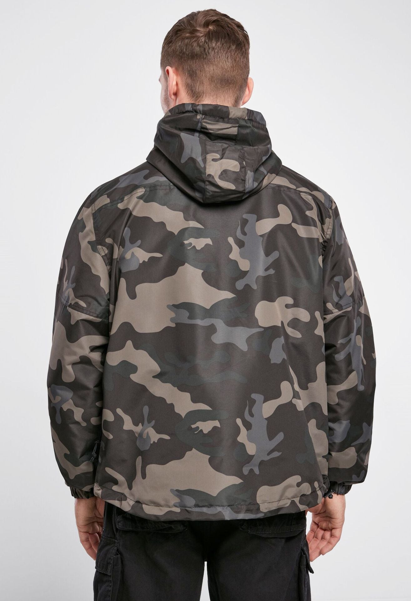 Outdoor-Jacke in Dark Camo mit Kapuze, Mesh-Futter, Brust- und Seitentaschen, Zipp-Pullern und Lüftungsöffnung.