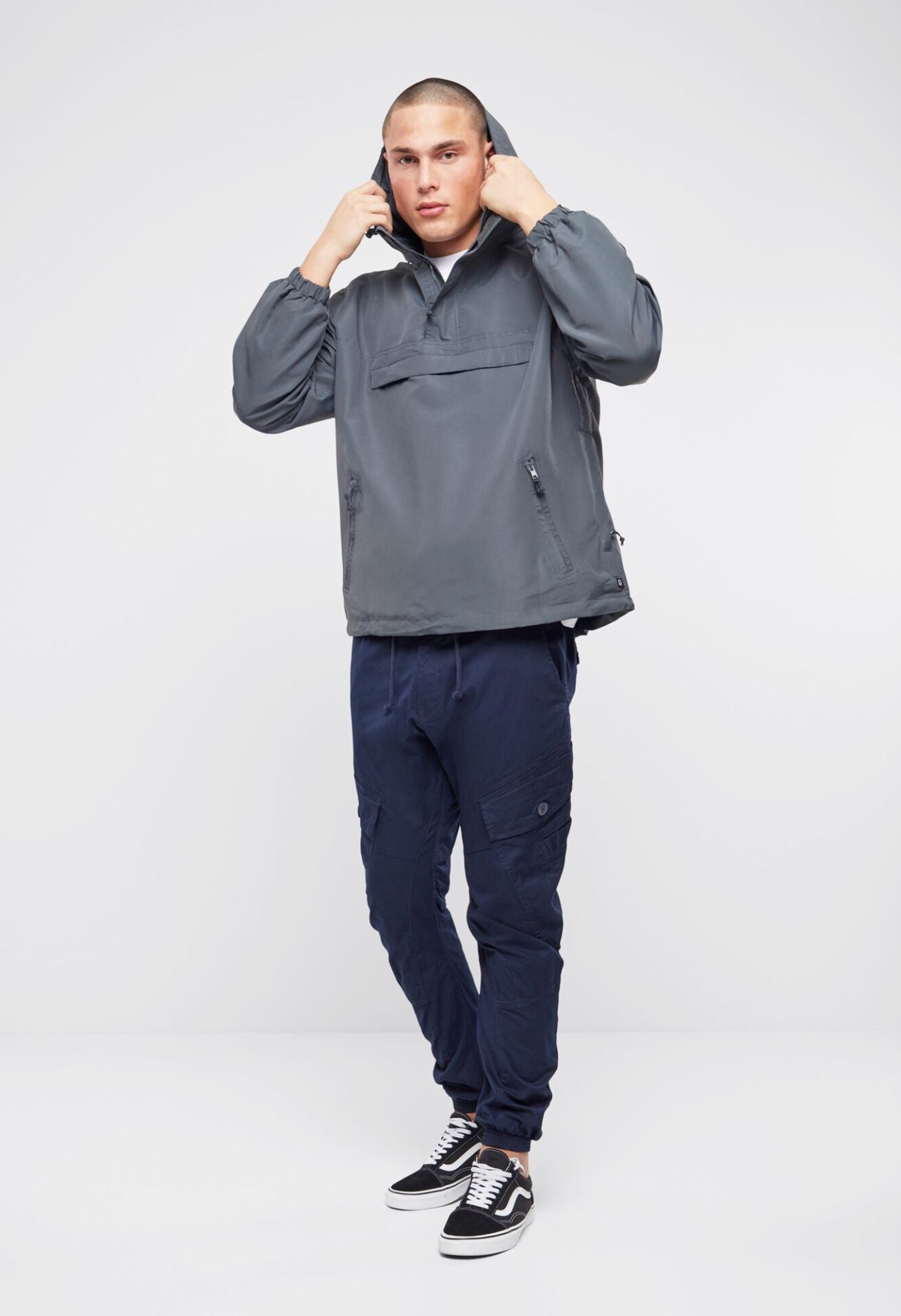 Outdoor-Jacke in Anthracite mit Kapuze, Mesh-Futter, Brust- und Seitentaschen, Zipp-Pullern und Lüftungsöffnung.