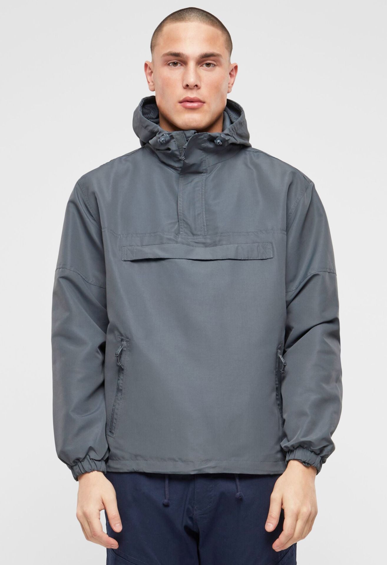 Outdoor-Jacke in Anthracite mit Kapuze, Mesh-Futter, Brust- und Seitentaschen, Zipp-Pullern und Lüftungsöffnung.