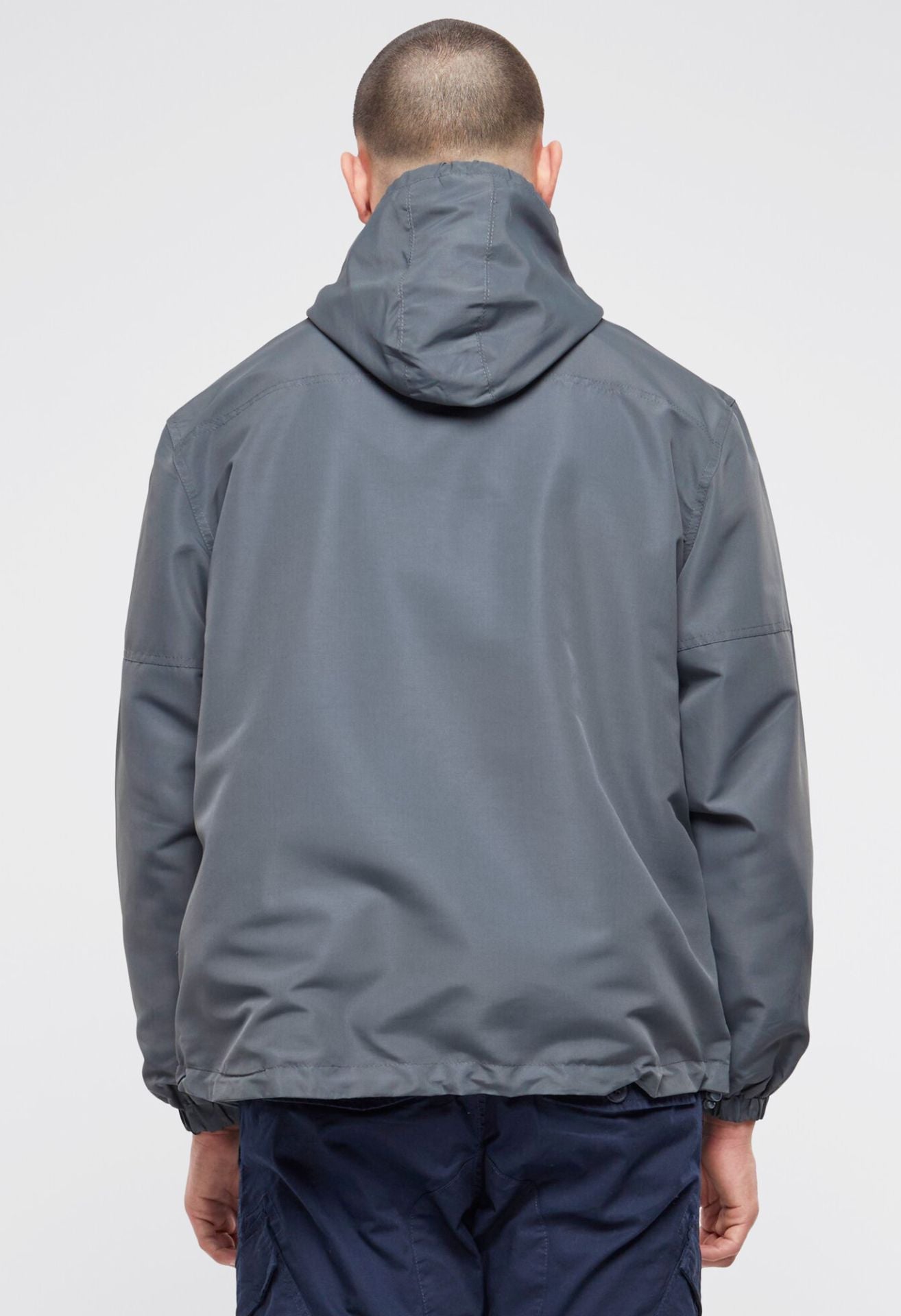 Outdoor-Jacke in Anthracite mit Kapuze, Mesh-Futter, Brust- und Seitentaschen, Zipp-Pullern und Lüftungsöffnung.