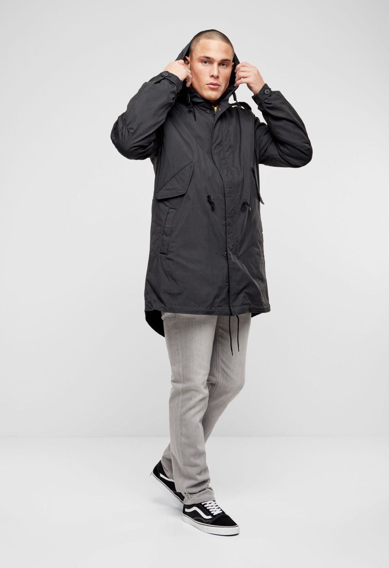 Schwarzer Brandit Fishtail Parka mit warmem Thermofutter, großer Kapuze und funktionalen Taschen – robuster Begleiter für Alltag und Outdoor.
