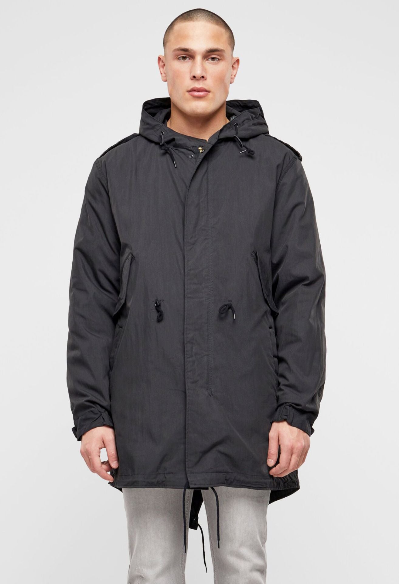 Schwarzer Brandit Fishtail Parka mit warmem Thermofutter, großer Kapuze und funktionalen Taschen – robuster Begleiter für Alltag und Outdoor.