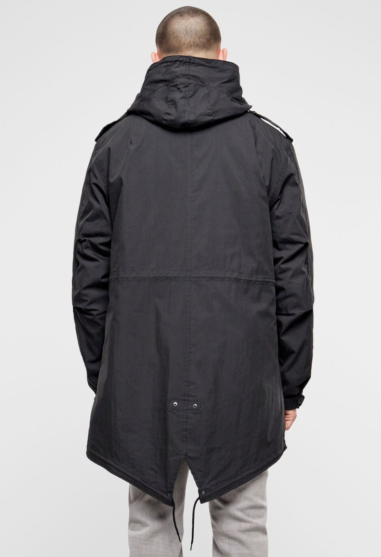 Schwarzer Brandit Fishtail Parka mit warmem Thermofutter, großer Kapuze und funktionalen Taschen – robuster Begleiter für Alltag und Outdoor.