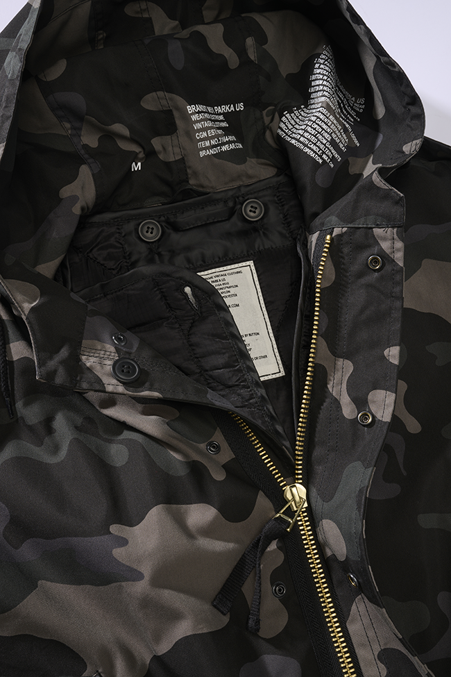 Der Brandit Fishtail Parka in Dark Camo bietet Wärme, Komfort und zeitlosen Style. Mit Thermofutter, Kapuze und funktionalen Taschen ideal für Freizeit und Outdoor.