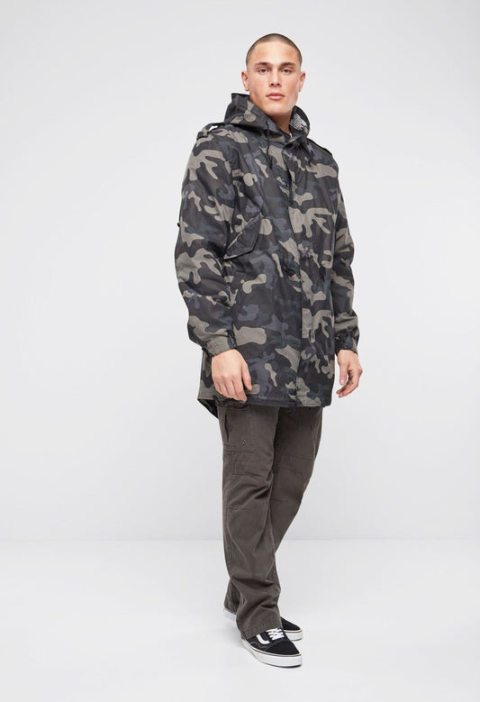 Der Brandit Fishtail Parka in Dark Camo bietet Wärme, Komfort und zeitlosen Style. Mit Thermofutter, Kapuze und funktionalen Taschen ideal für Freizeit und Outdoor.