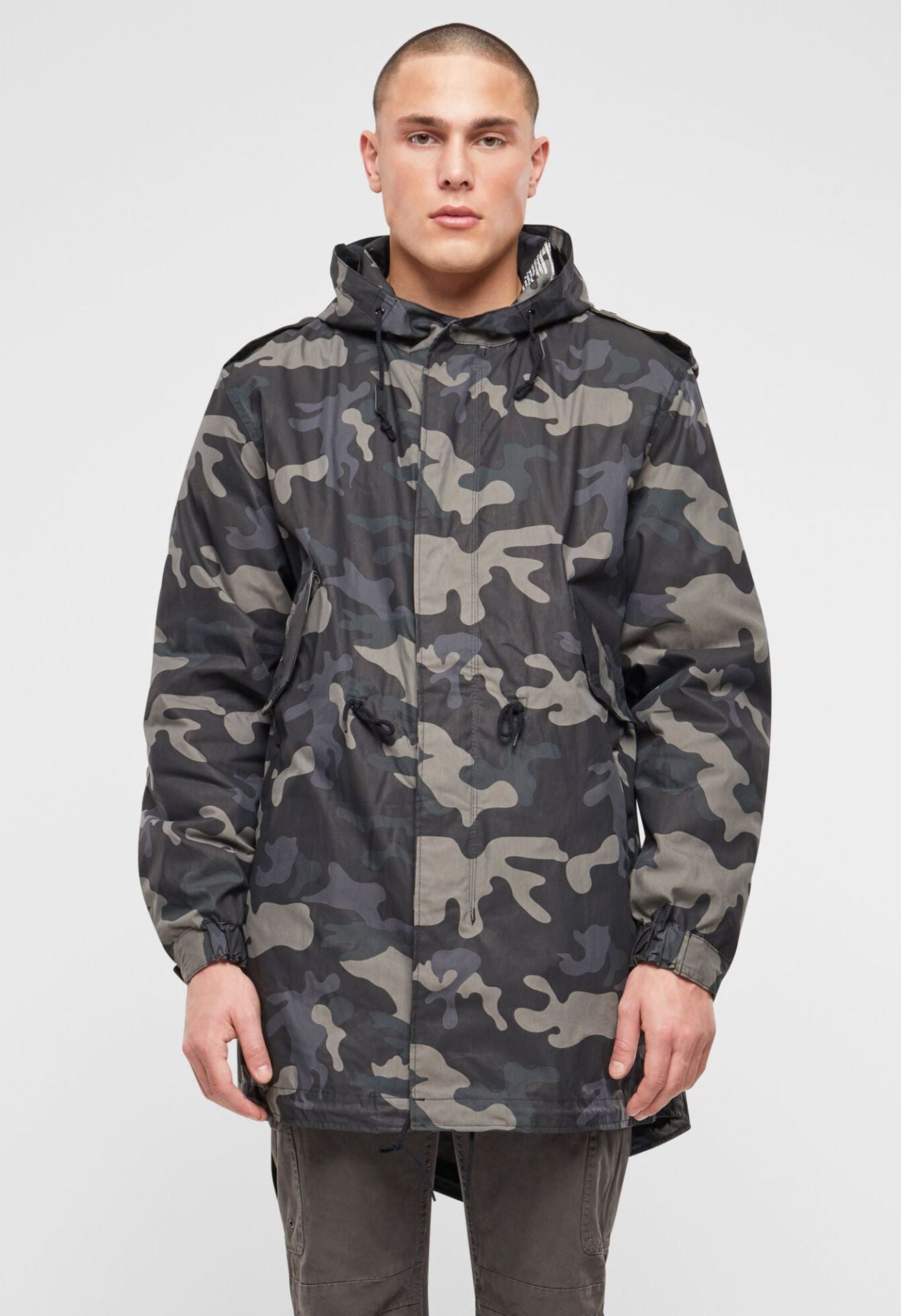 Der Brandit Fishtail Parka in Dark Camo bietet Wärme, Komfort und zeitlosen Style. Mit Thermofutter, Kapuze und funktionalen Taschen ideal für Freizeit und Outdoor.