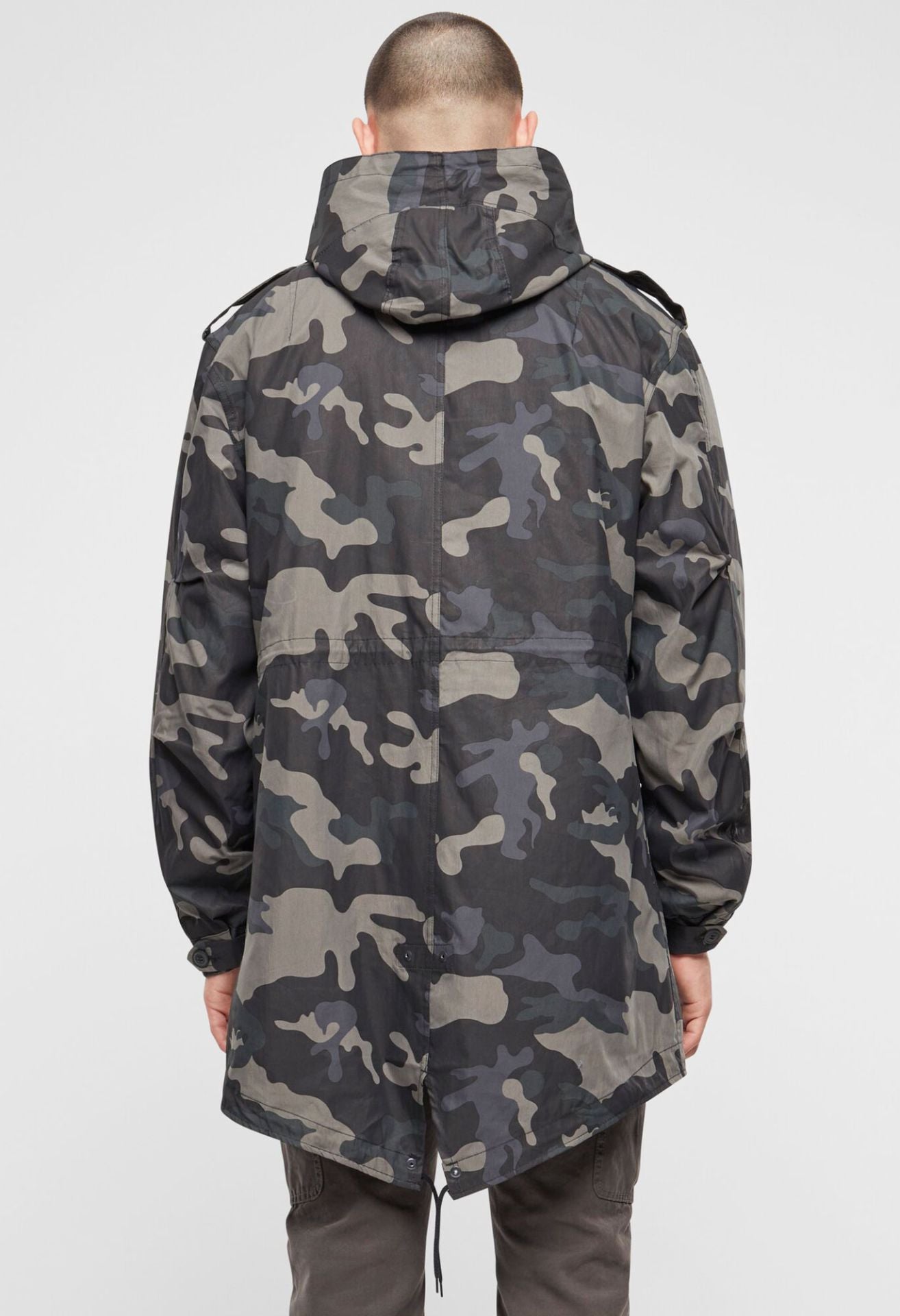 Der Brandit Fishtail Parka in Dark Camo bietet Wärme, Komfort und zeitlosen Style. Mit Thermofutter, Kapuze und funktionalen Taschen ideal für Freizeit und Outdoor.