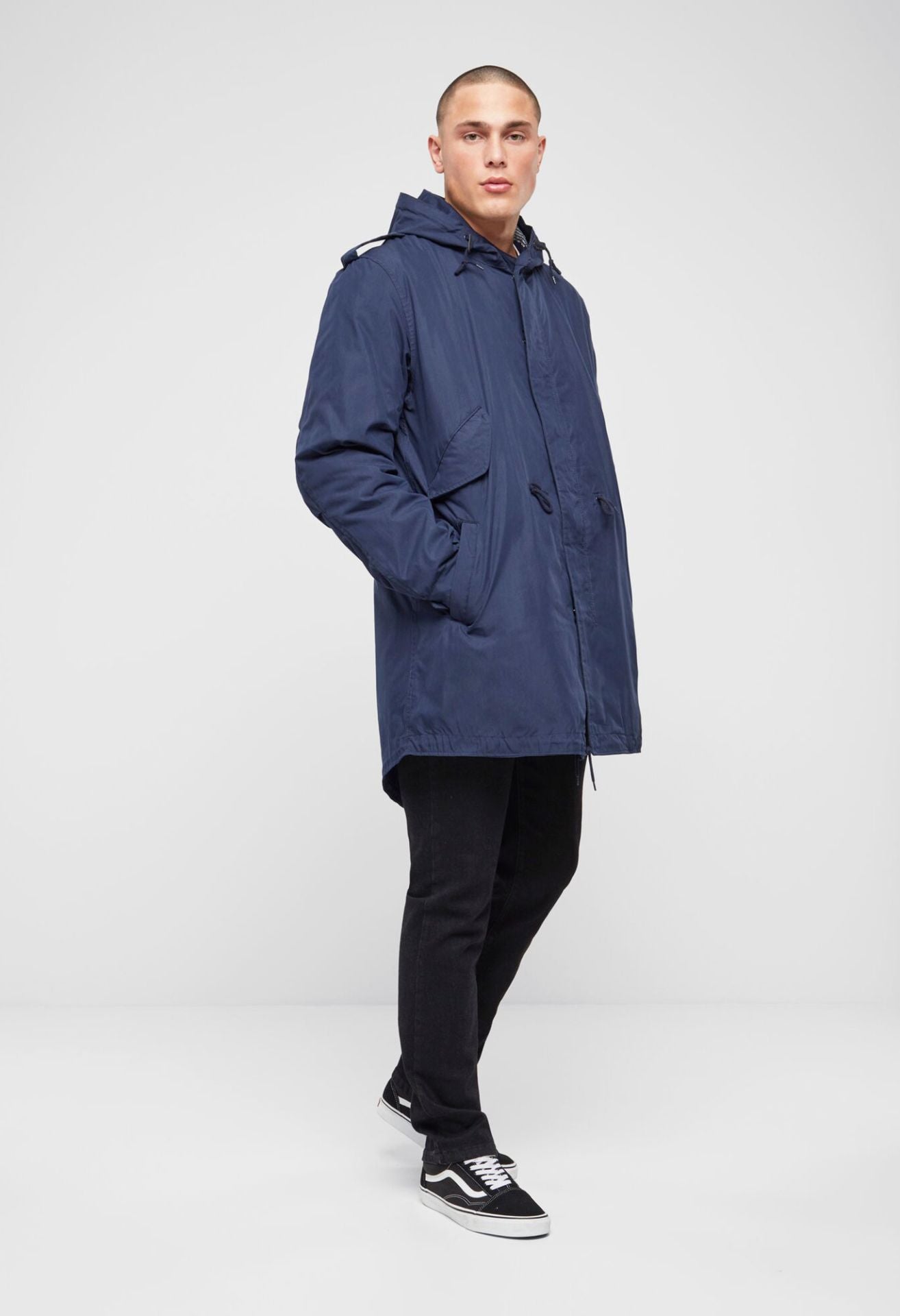 Der Brandit Fishtail Parka Navy bietet Wärme, Komfort und zeitlosen Style. Mit Thermofutter, Kapuze und funktionalen Taschen ideal für Freizeit und Outdoor.