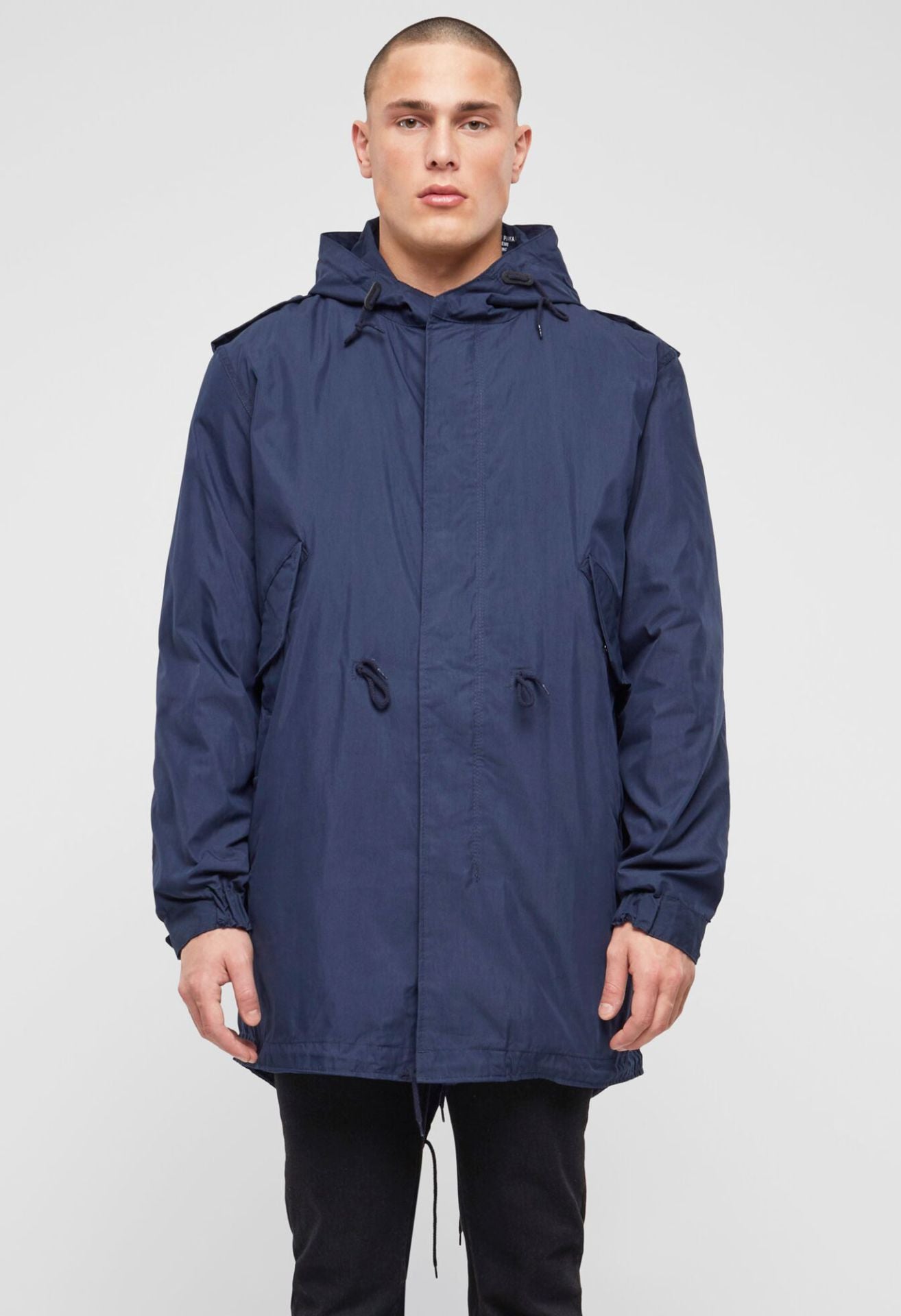 Der Brandit Fishtail Parka Navy bietet Wärme, Komfort und zeitlosen Style. Mit Thermofutter, Kapuze und funktionalen Taschen ideal für Freizeit und Outdoor.
