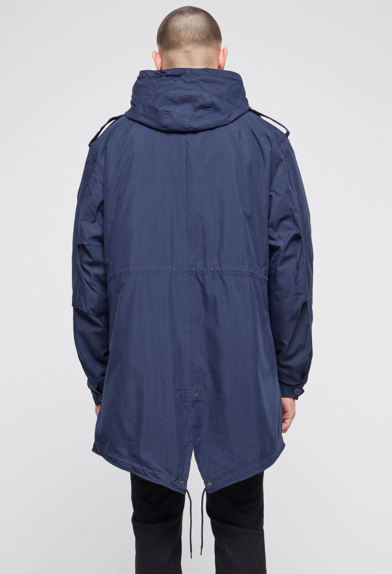 Der Brandit Fishtail Parka Navy bietet Wärme, Komfort und zeitlosen Style. Mit Thermofutter, Kapuze und funktionalen Taschen ideal für Freizeit und Outdoor.