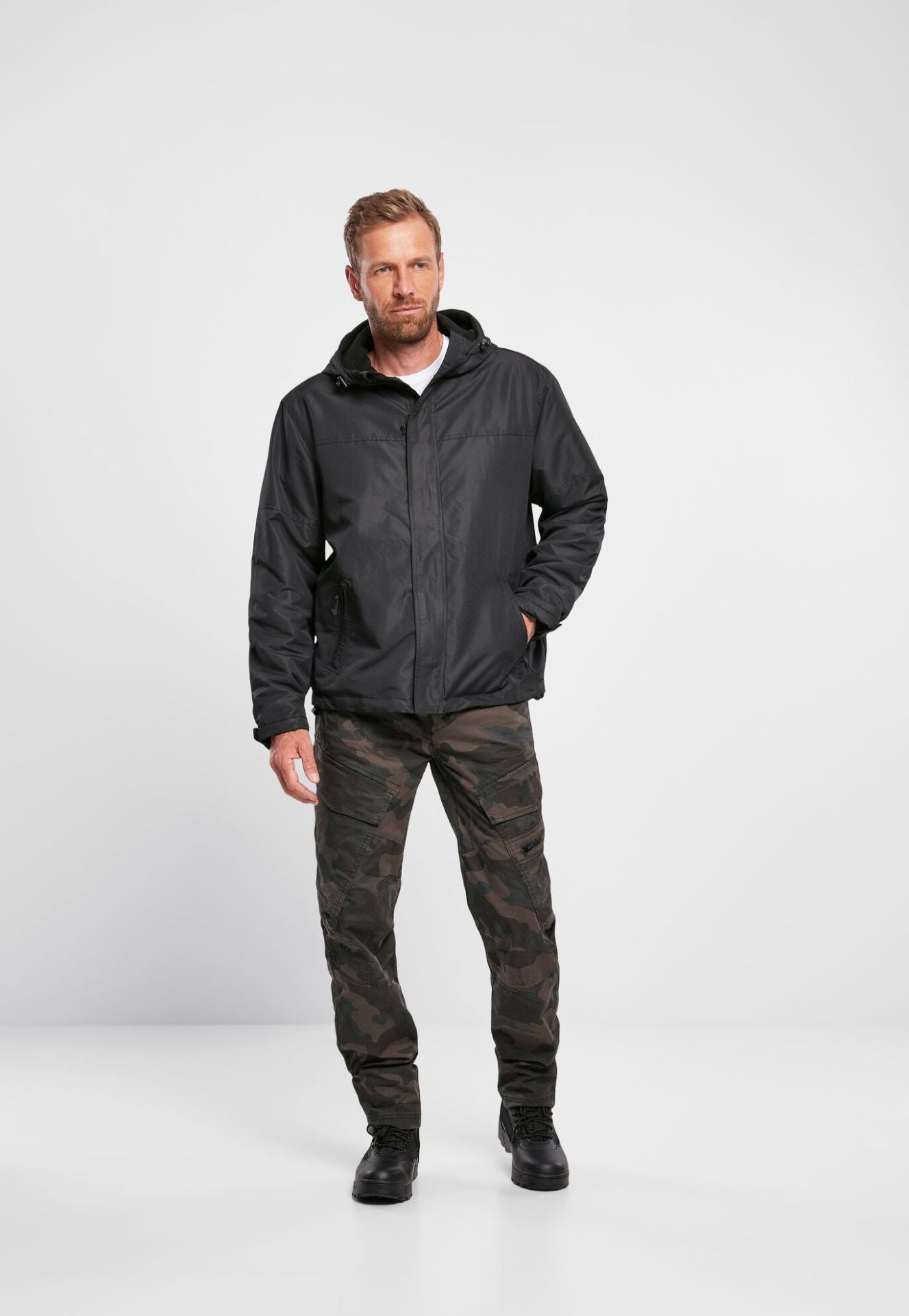 Schwarzer Brandit Windbreaker Frontzip mit warmem Fleecefutter, Kapuze und windabweisendem Material