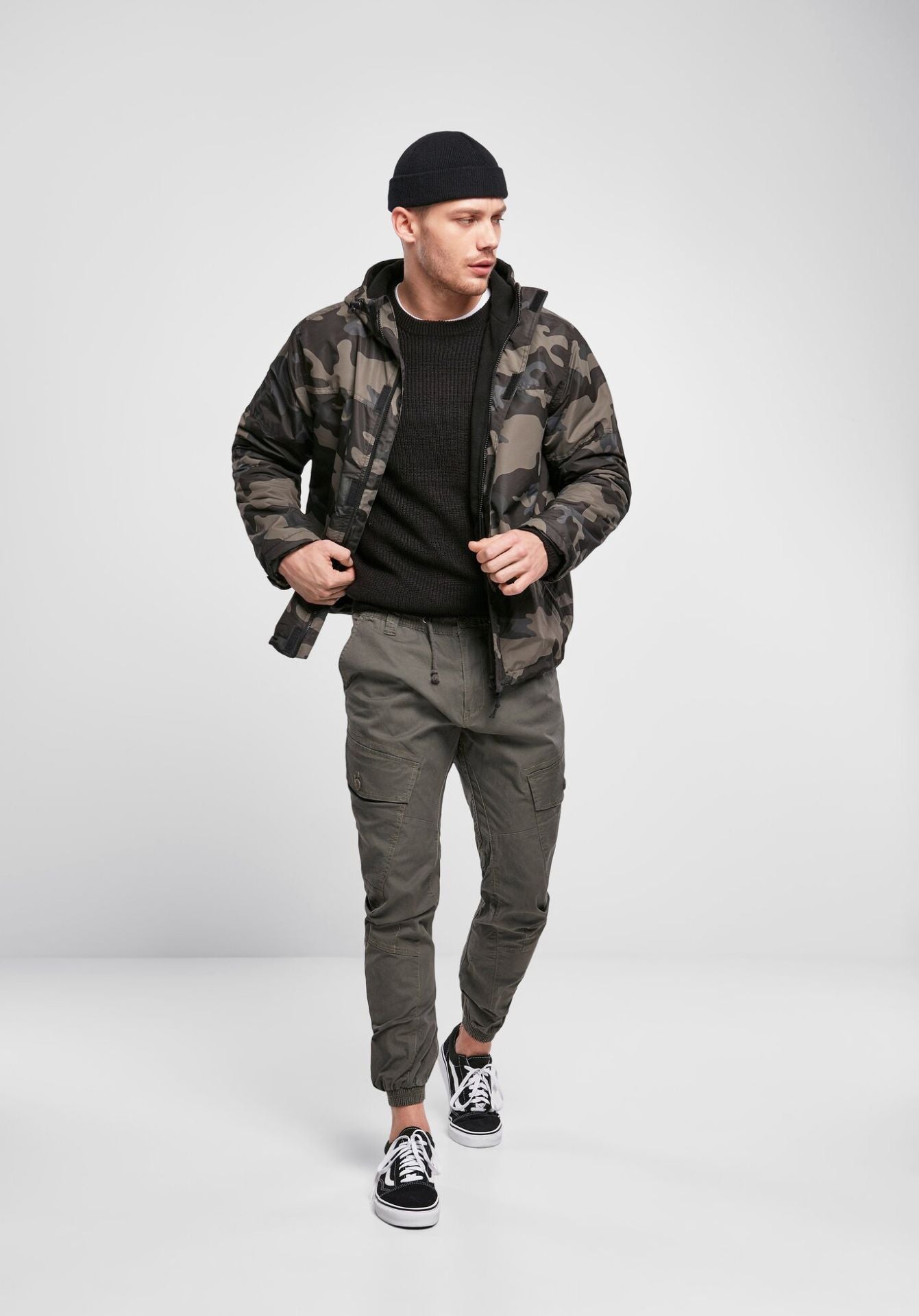 Brandit Windbreaker Dark Camo Frontzip mit warmem Fleecefutter, Kapuze und windabweisendem Material