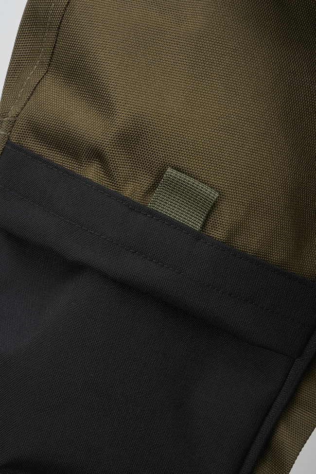 Olivfarbene Brandit taktische Performance-Jacke aus wasserabweisendem Material mit abnehmbarer Kapuze, verstellbarer Taille, Molle-Bändern und vielen Taschen.