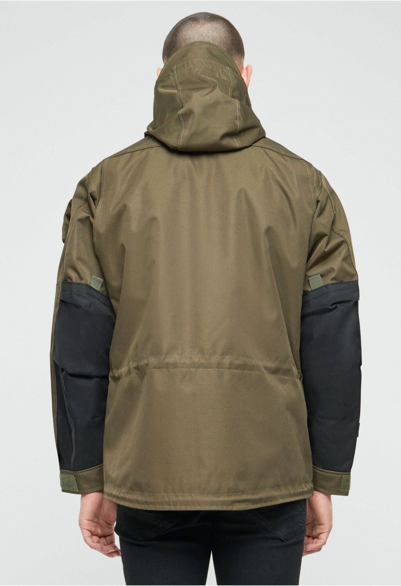 Olivfarbene Brandit taktische Performance-Jacke aus wasserabweisendem Material mit abnehmbarer Kapuze, verstellbarer Taille, Molle-Bändern und vielen Taschen.
