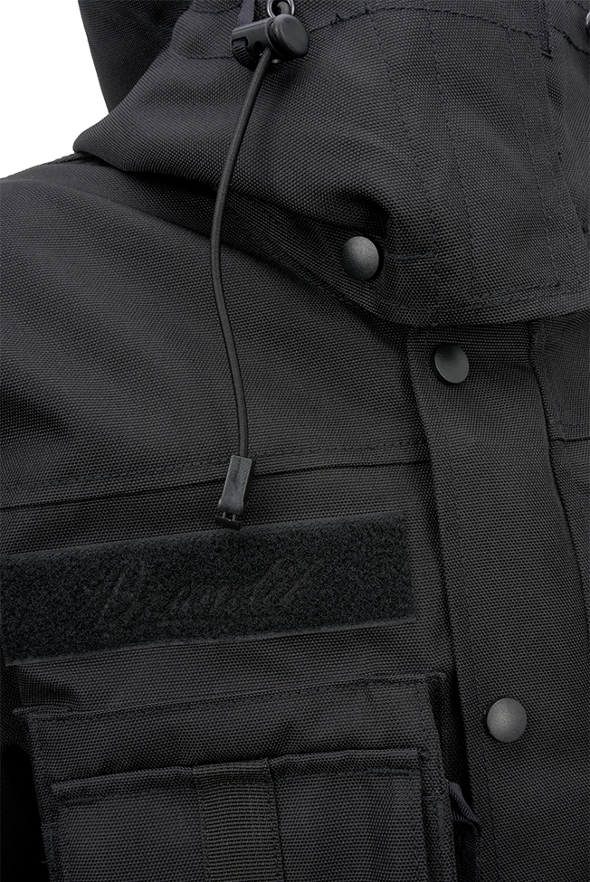 Schwarze Brandit taktische Performance-Jacke aus wasserabweisendem 900D-Polyester mit abnehmbarer Kapuze, verstellbarer Taille und Molle-Bändern