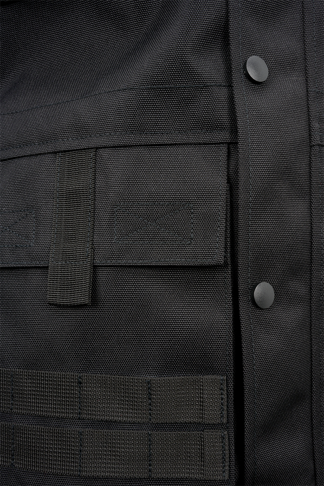 Schwarze Brandit taktische Performance-Jacke aus wasserabweisendem 900D-Polyester mit abnehmbarer Kapuze, verstellbarer Taille und Molle-Bändern