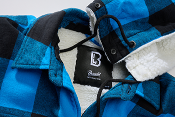 Brandit Lumber Jacket Hooded in Schwarz-Blau: warme, wattierte Flanelljacke mit Teddyfell, abnehmbarer Kapuze und vielen Taschen – ideal für Alltag & Outdoor.
