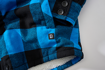 Brandit Lumber Jacket Hooded in Schwarz-Blau: warme, wattierte Flanelljacke mit Teddyfell, abnehmbarer Kapuze und vielen Taschen – ideal für Alltag & Outdoor.
