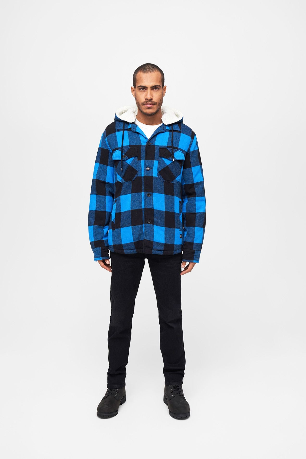 Brandit Lumber Jacket Hooded in Schwarz-Blau: warme, wattierte Flanelljacke mit Teddyfell, abnehmbarer Kapuze und vielen Taschen – ideal für Alltag & Outdoor.