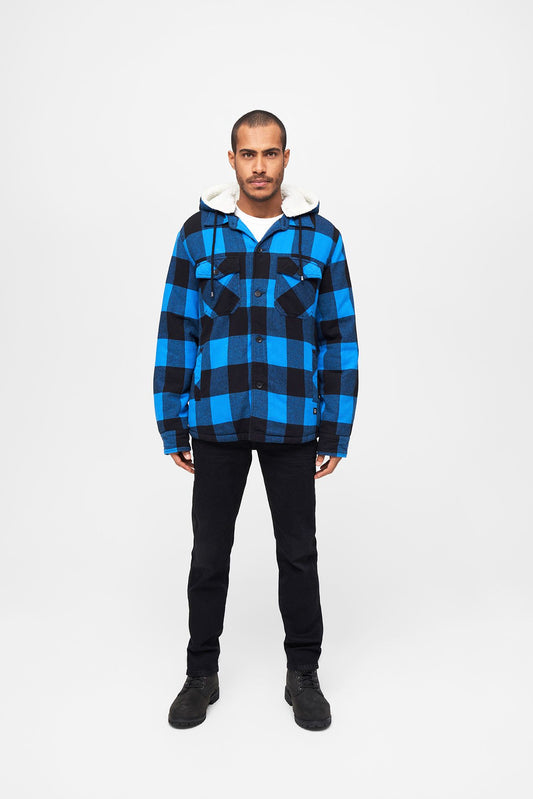 Brandit Lumber Jacket Hooded in Schwarz-Blau: warme, wattierte Flanelljacke mit Teddyfell, abnehmbarer Kapuze und vielen Taschen – ideal für Alltag & Outdoor.
