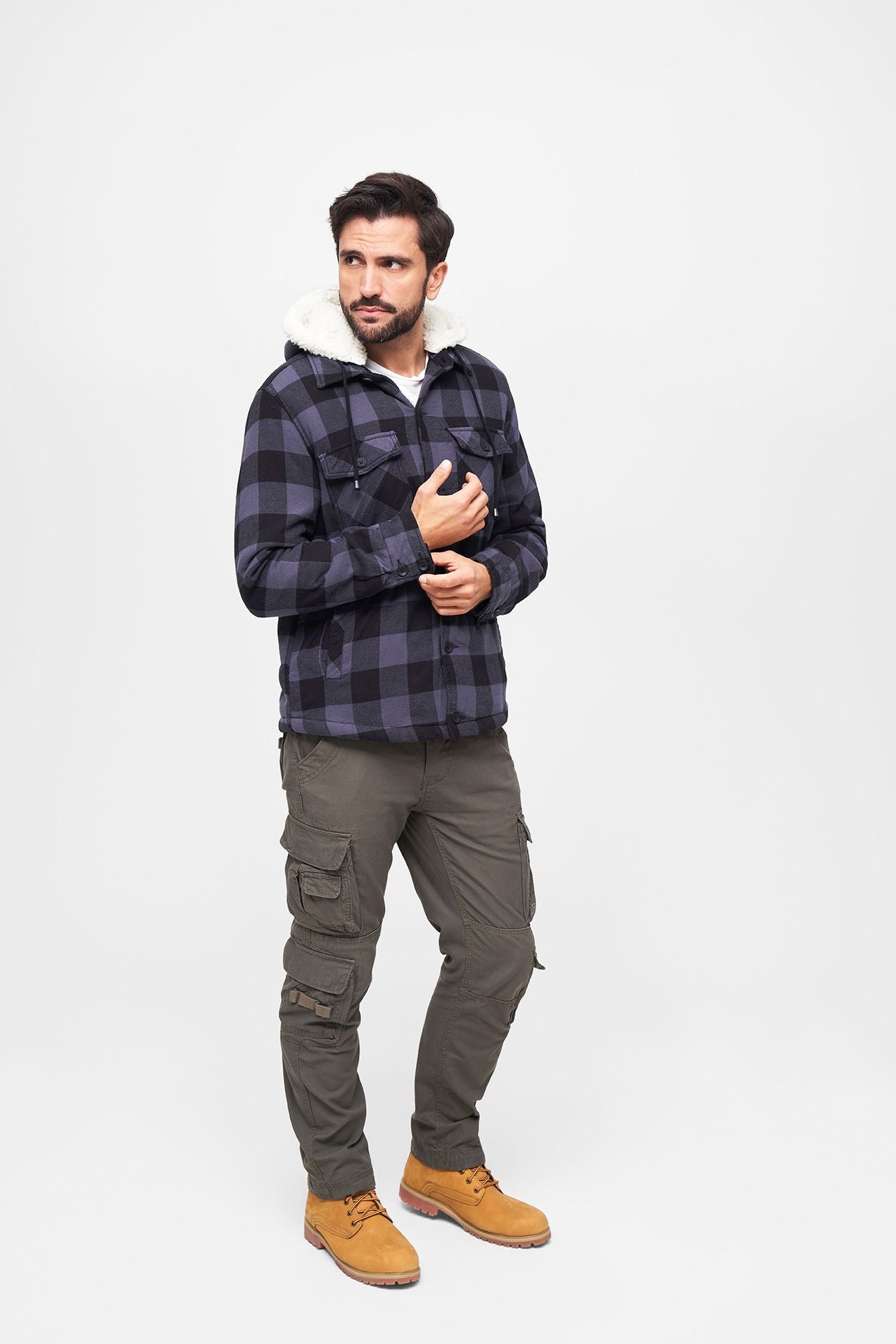 Brandit Lumber Jacket Hooded in Schwarz-Grau: warme, wattierte Flanelljacke mit Teddyfell, abnehmbarer Kapuze und vielen Taschen – ideal für Alltag & Outdoor.
