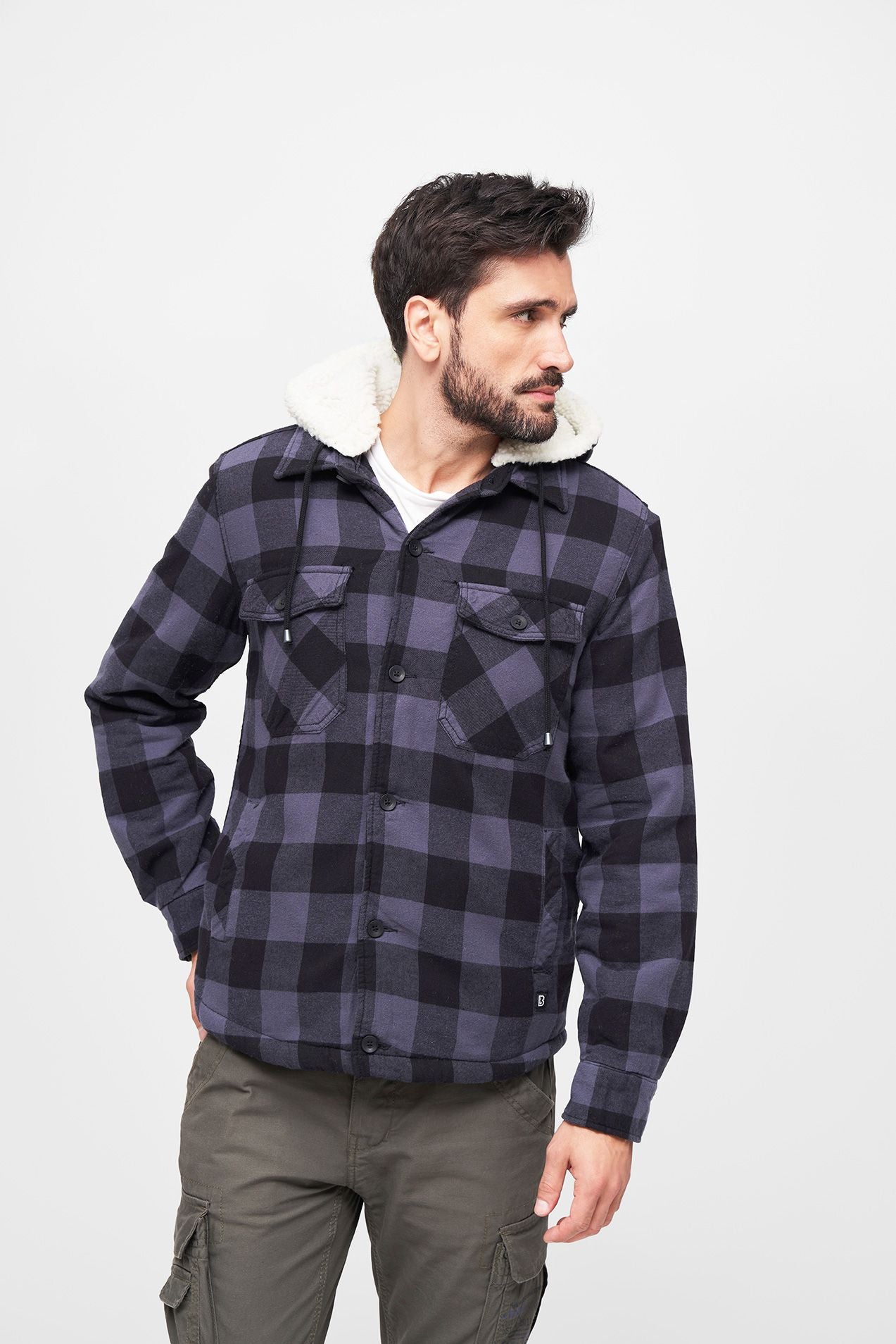 Brandit Lumber Jacket Hooded in Schwarz-Grau: warme, wattierte Flanelljacke mit Teddyfell, abnehmbarer Kapuze und vielen Taschen – ideal für Alltag & Outdoor.